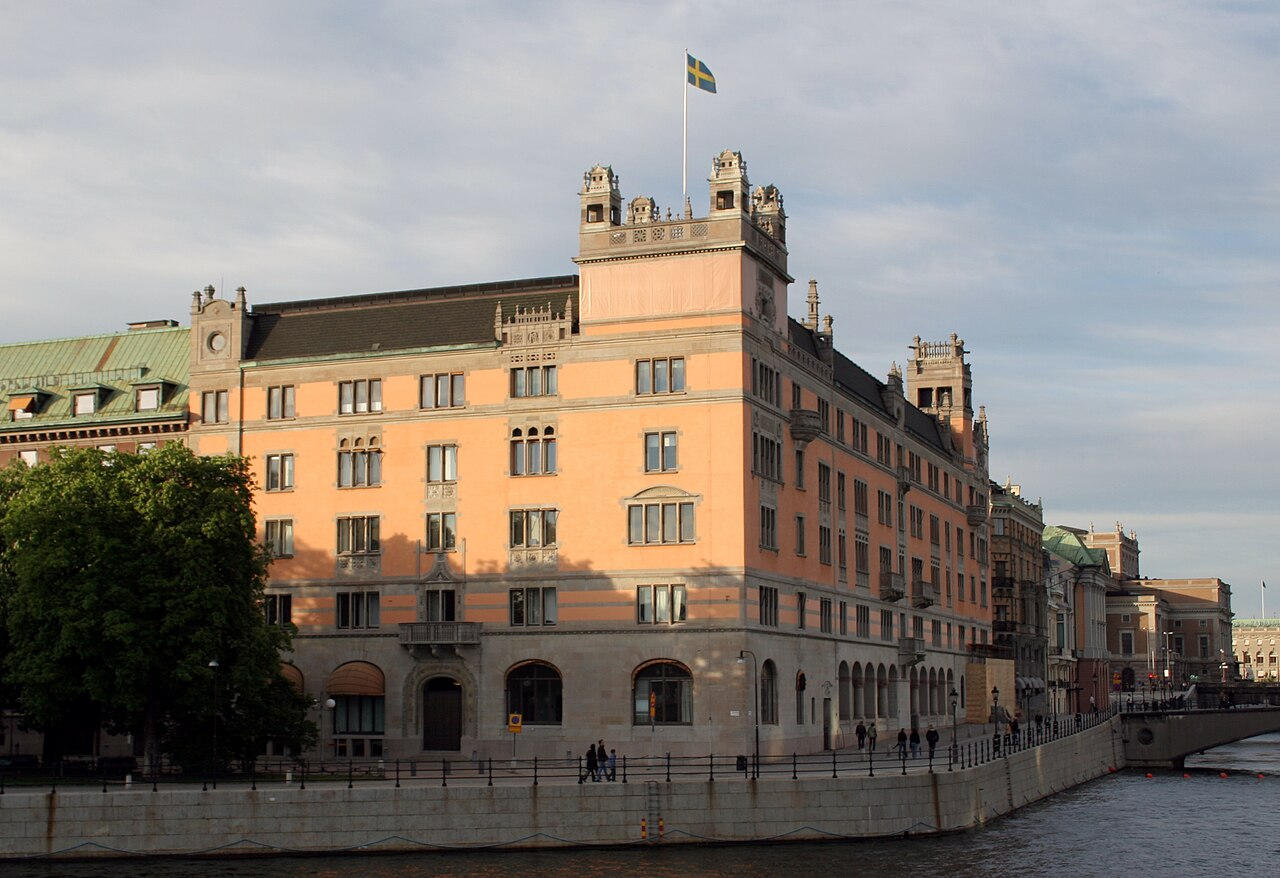 Rosenbad, the salmon-coloured Government Offices building, beside the water in Stockholm.